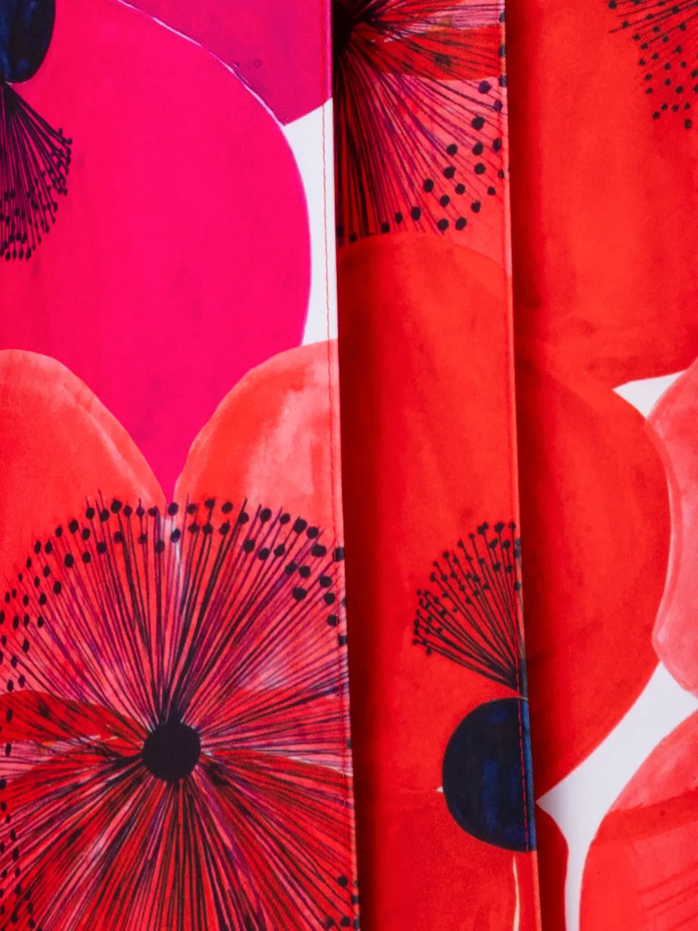 Weite Plissee-Hose mit Poppy Druck